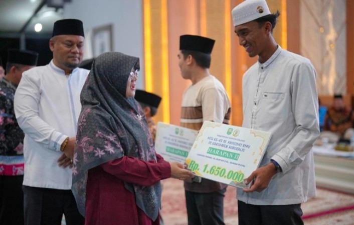 Bupati Siak Lepas Kafilah MTQ Riau XLIV, Tegaskan Komitmen Pembinaan Generasi Qurani