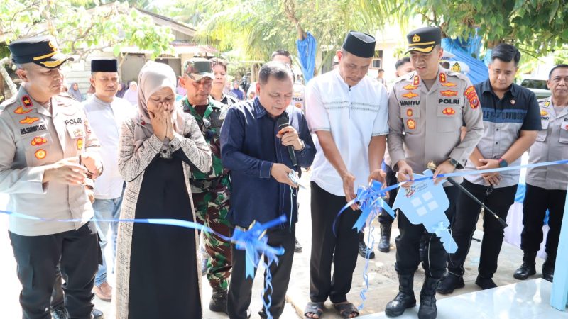 Sambut HUT Bhayangkara ke-80, Polres Labuhanbatu Berikan Bantuan Bedah Rumah untuk Warga Kurang Mampu
