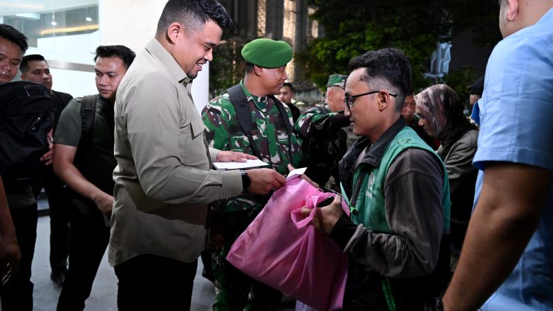Gubernur Bobby Nasution Bagikan 2.500 Bingkisan dari Presiden di Malam Idulfitri, Warga Antusias