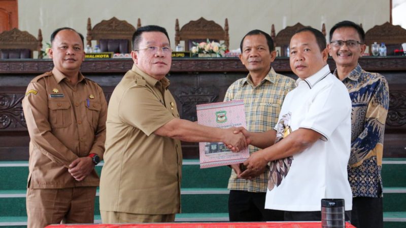 Wali Kota Wesly Silalahi Hadiri Rapat Paripurna VI DPRD Kota Pematangsiantar Terkait Pengambilan Keputusan Ranperda Inisiatif tentang Insentif Tenaga Pendidik Non Formal Bidang Keagamaan