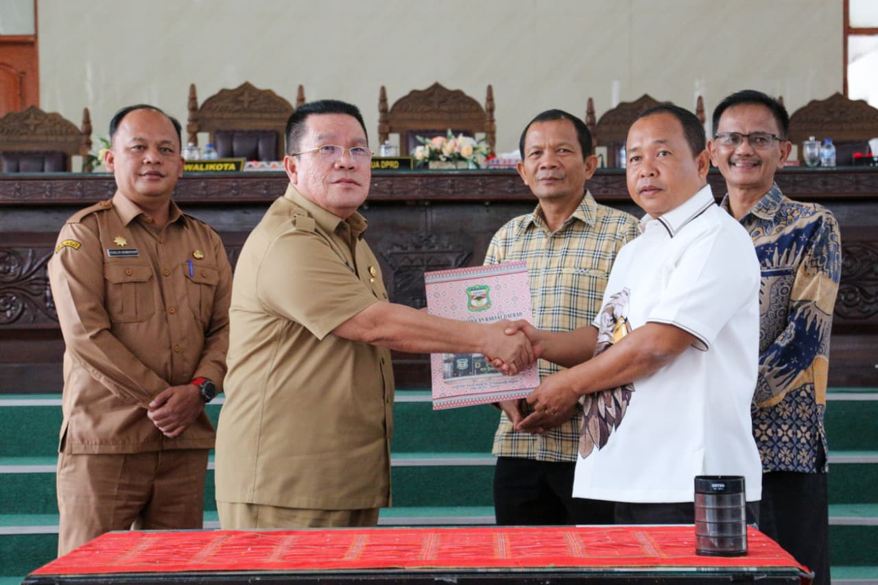 Wali Kota Wesly Silalahi Hadiri Rapat Paripurna VI DPRD Kota Pematangsiantar Terkait Pengambilan Keputusan Ranperda Inisiatif tentang Insentif Tenaga Pendidik Non Formal Bidang Keagamaan