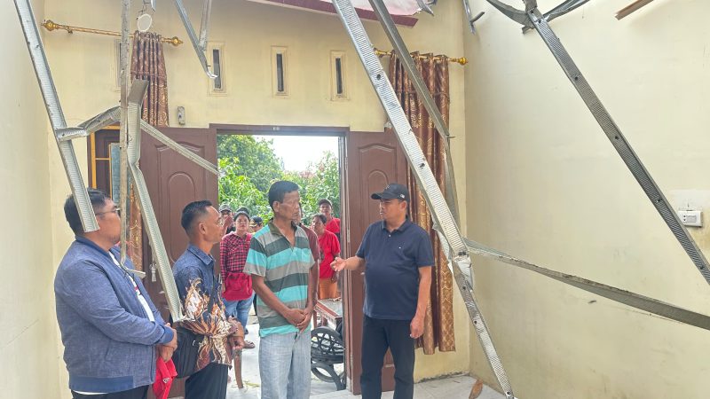 Puting Beliung Terjang 111 Rumah di Sergai, Bupati Darma Wijaya Langsung Tinjau Korban Bencana