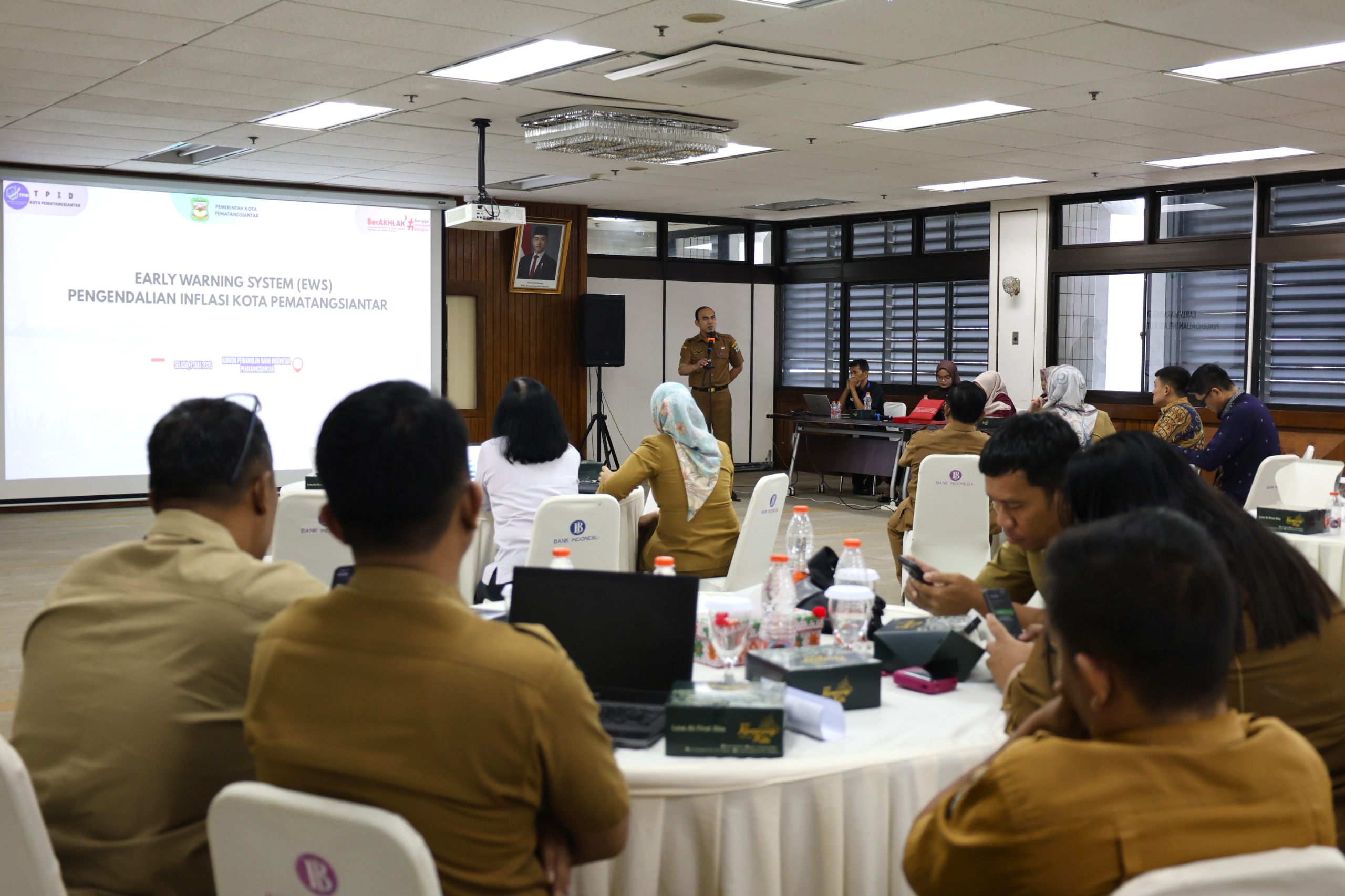 Wali Kota Pematangsiantar Diwakili Asisten Perekonomian dan Pembangunan Setdako Membuka Kegiatan FGD EWS Cik Laila Kota Pematangsiantar
