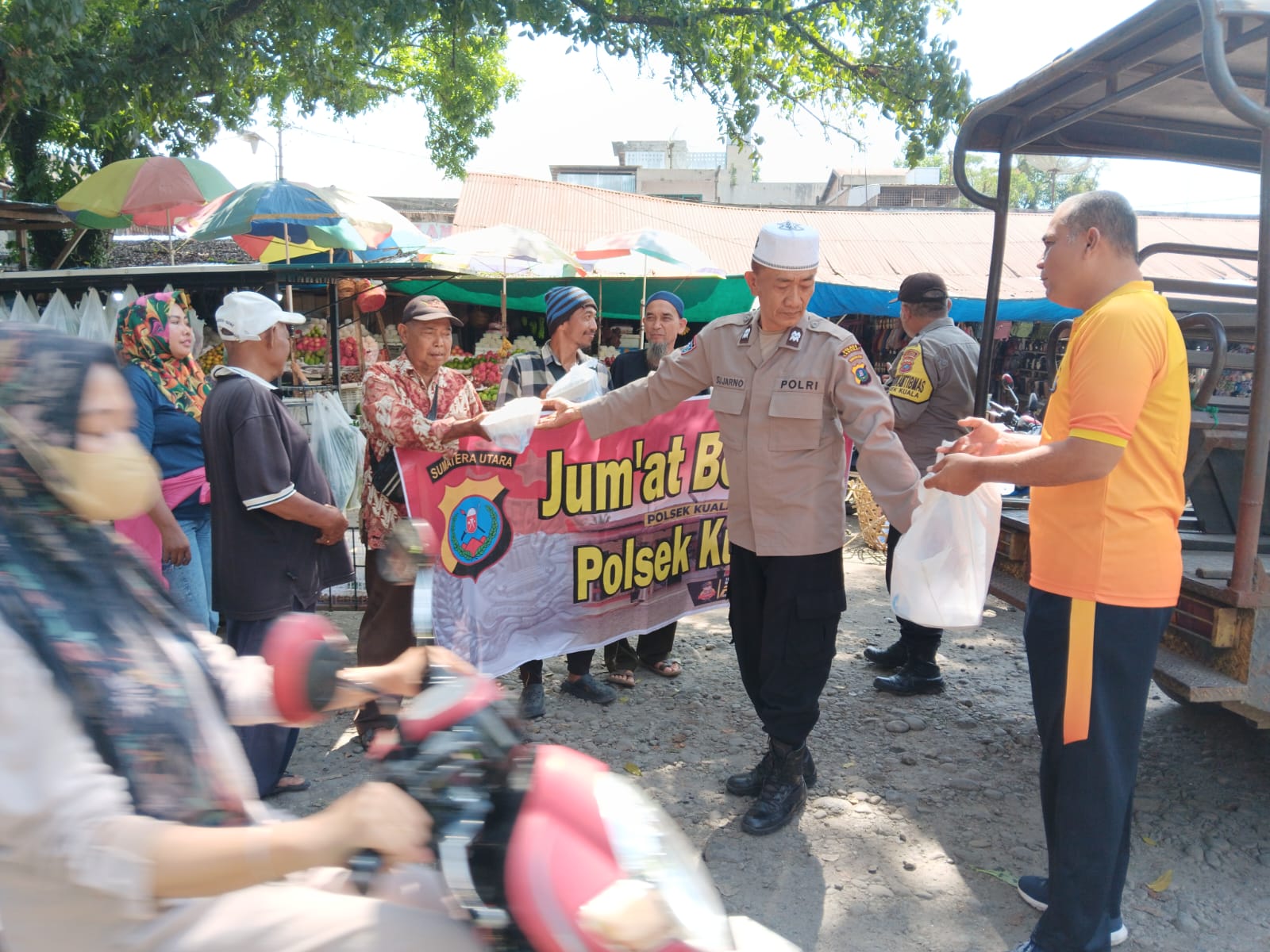 Jumat Berkah Polsek Kuala Polres Langkat: Berbagi Nasi Kotak, Pererat Silaturahmi dan Kepercayaan Masyarakat