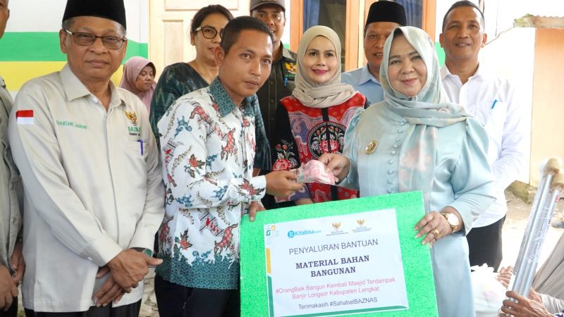 Plt. Bupati Langkat Tiorita Serahkan Kunci Rumah Layak Huni untuk Warga Pematang Serai