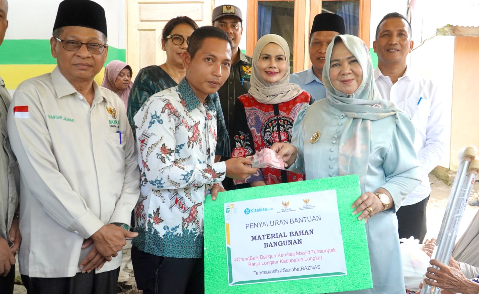 Plt. Bupati Langkat Tiorita Serahkan Kunci Rumah Layak Huni untuk Warga Pematang Serai
