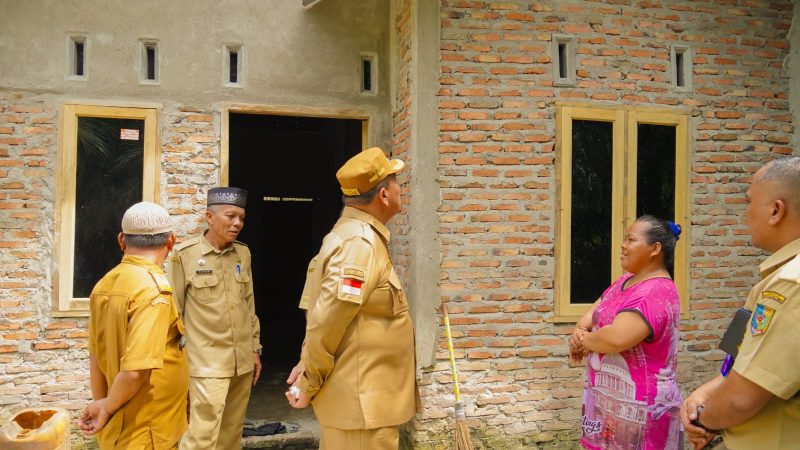 Bupati Baharuddin Siagian Tinjau Bantuan Stimulan Pembangunan Rumah Pasca bencana di Desa Sentang