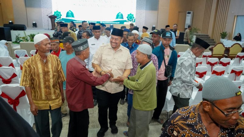 Bupati Baharuddin Siagian Salurkan Insentif bagi Bilal Mayit, Penggali Kubur, dan Guru Mengaji