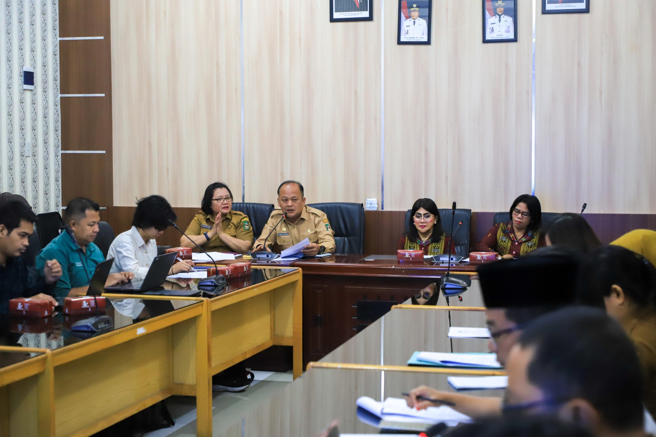Wali Kota Diwakili Asisten Pemerintahan dan Kesejahteraan Rakyat dan Ketua TP PKK Kota Pematangsiantar Mengikuti Pembahasan Ranperwa Tentang Posyandu