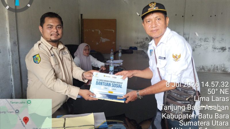 Dinsos PPPA Batu Bara Serahkan Stiker Bansos ke Kepala Desa dan Lurah Se-Kabupaten