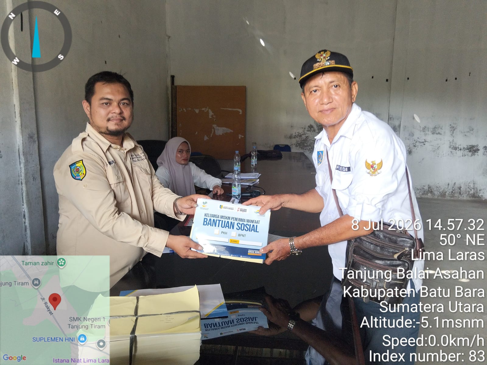 Dinsos PPPA Batu Bara Serahkan Stiker Bansos ke Kepala Desa dan Lurah Se-Kabupaten