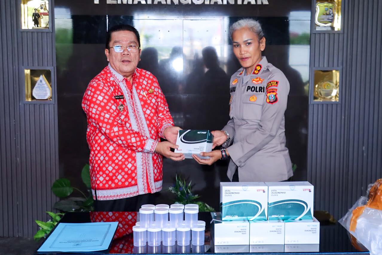 Wali Kota Wesly Silalahi SH MKn Serahkan Bantuan 1000 Unit Alat Tes Urine kepada Polres Pematangsiantar