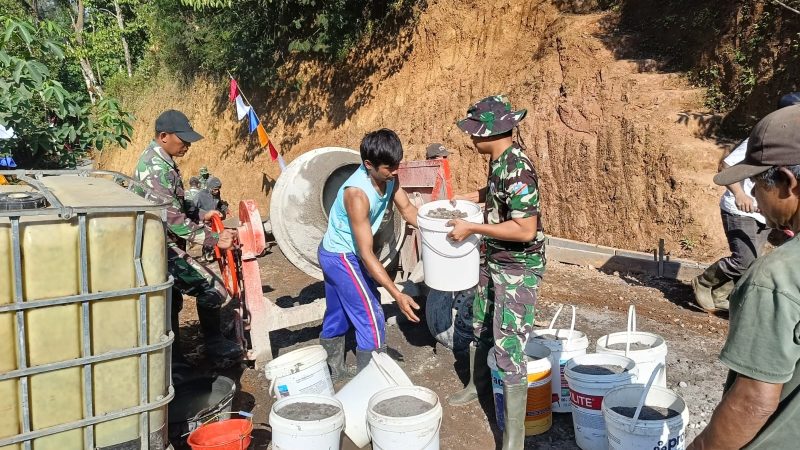 Kebersamaan Satgas TMMD dan Warga, Ringankan Pengerjaan Jalan Penghubung Watuduwur-Kalibawang