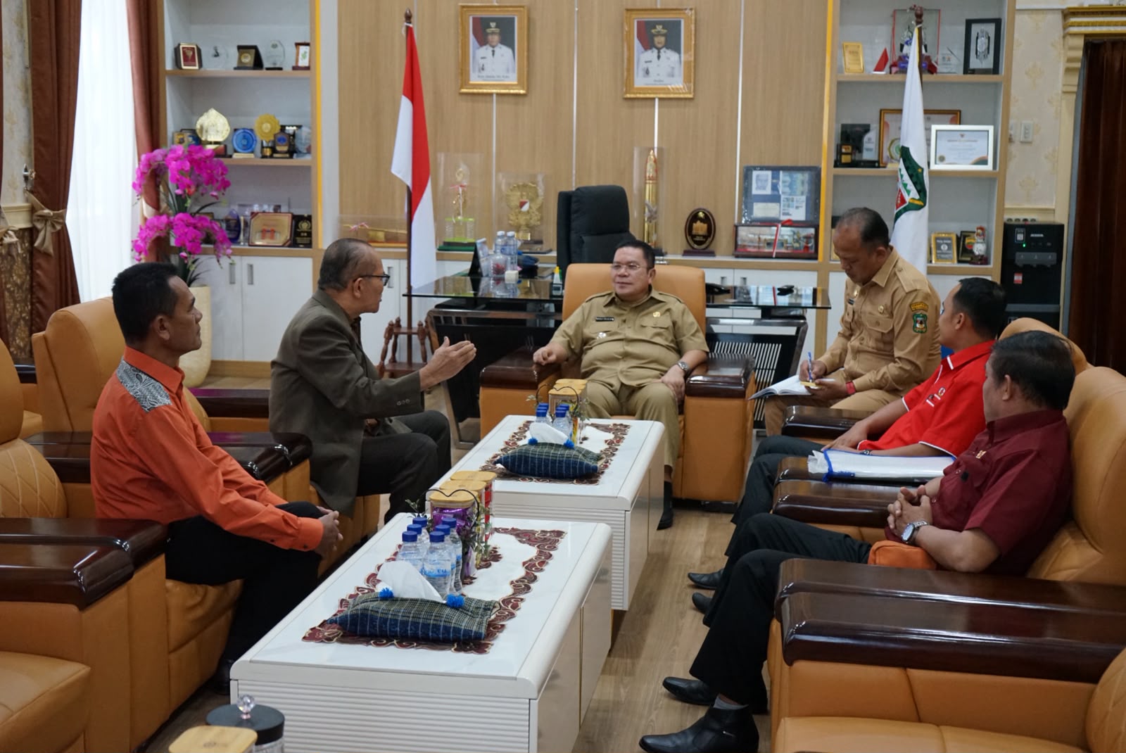 Wali Kota Wesly Silalahi SH MKn Didampingi Asisten Bidang Pemerintahan dan Kesejahteraan Rakyat Menerima Audiensi DPC Asosiasi Pendeta Indonesia Kota Pematangsiantar