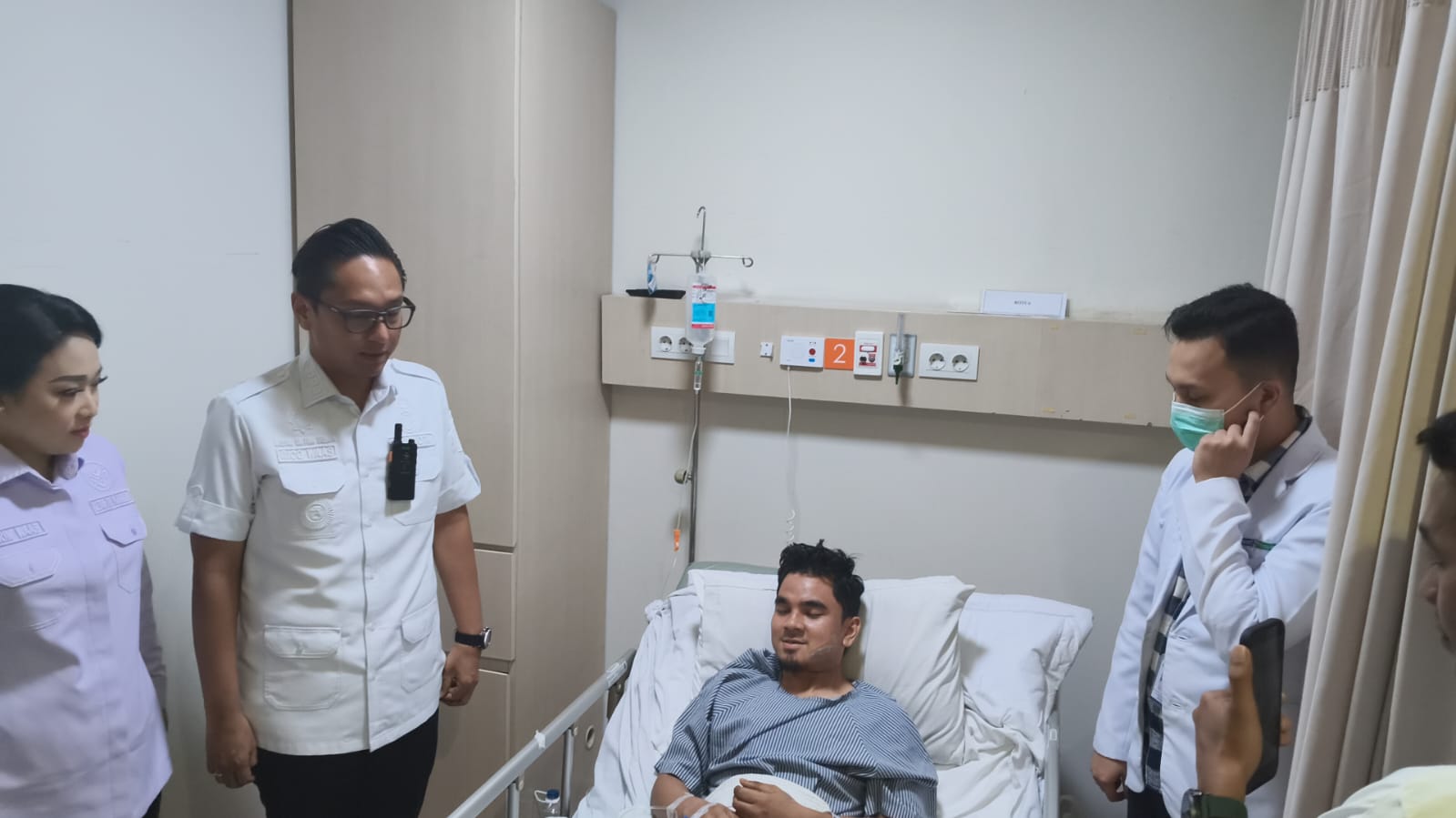 Rico Waas Jenguk Yudha, Kurir Ojol Korban Ledakan di Grand Polonia 