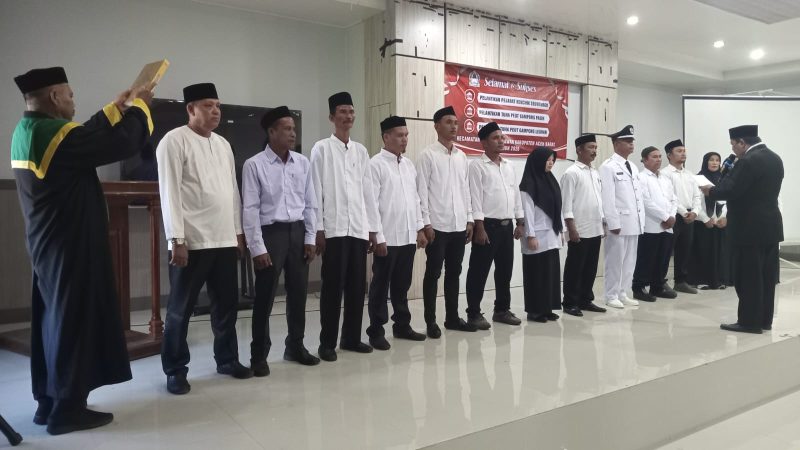 Plt. Camat Johan Pahlawan Lantik Pejabat Keuchik Gampong Seuneubok