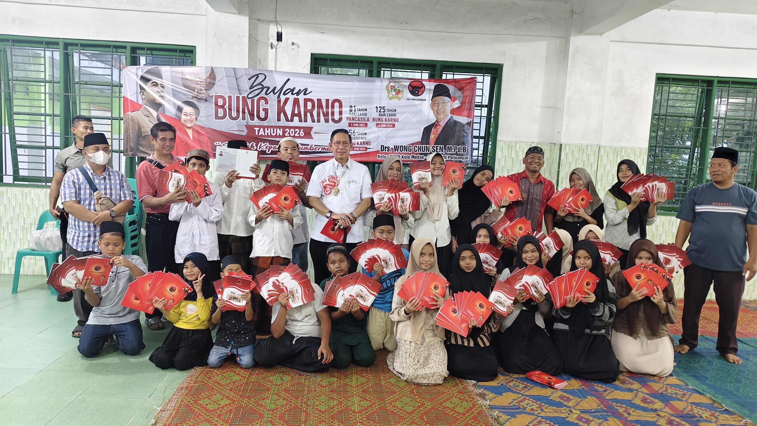Wong Chun Sen Rayakan Bulan Bung Karno dengan Berbagi Buku dan Makan Bersama Anak Yatim Panti Asuhan Al-Waliyah Medan