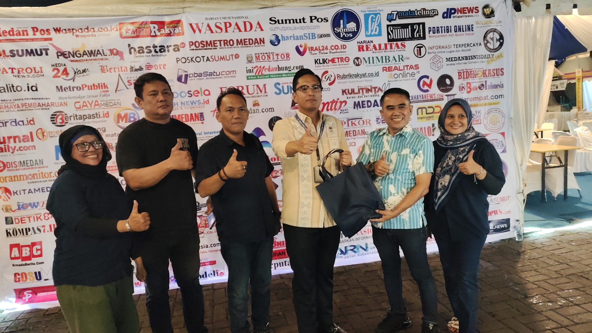 Rico Waas Kunjungi Stan PWPM di Bazar Kuliner UMKM APEKSI 2026, Borong Produk Lokal dan Doakan Sukses