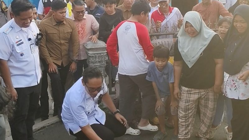 Rico Waas Diserbu Ibu-Ibu Saat Tinjau Jalan di Marelan, Diajak Main Kelereng hingga Foto Bersama