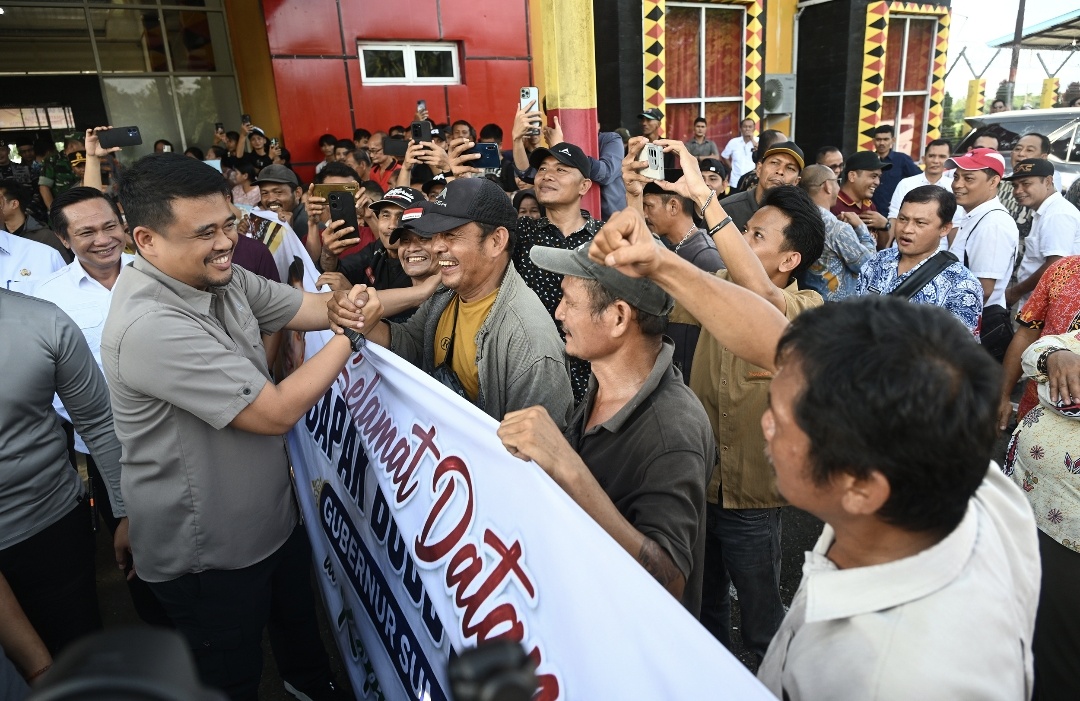 Disambut Hangat Warga di Bandara Binaka, Bobby Nasution Awali Agenda Berkantor di Kepulauan Nias