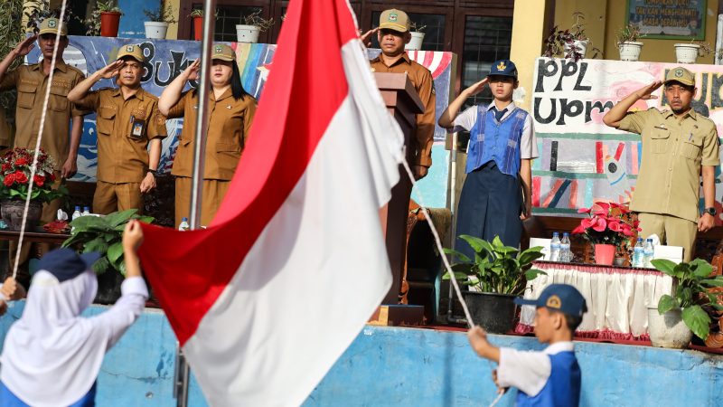 Sekda Kota Pematangsiantar Bertindak Sebagai Pembina Upacara Bendera di UPTD SMP Negeri 12