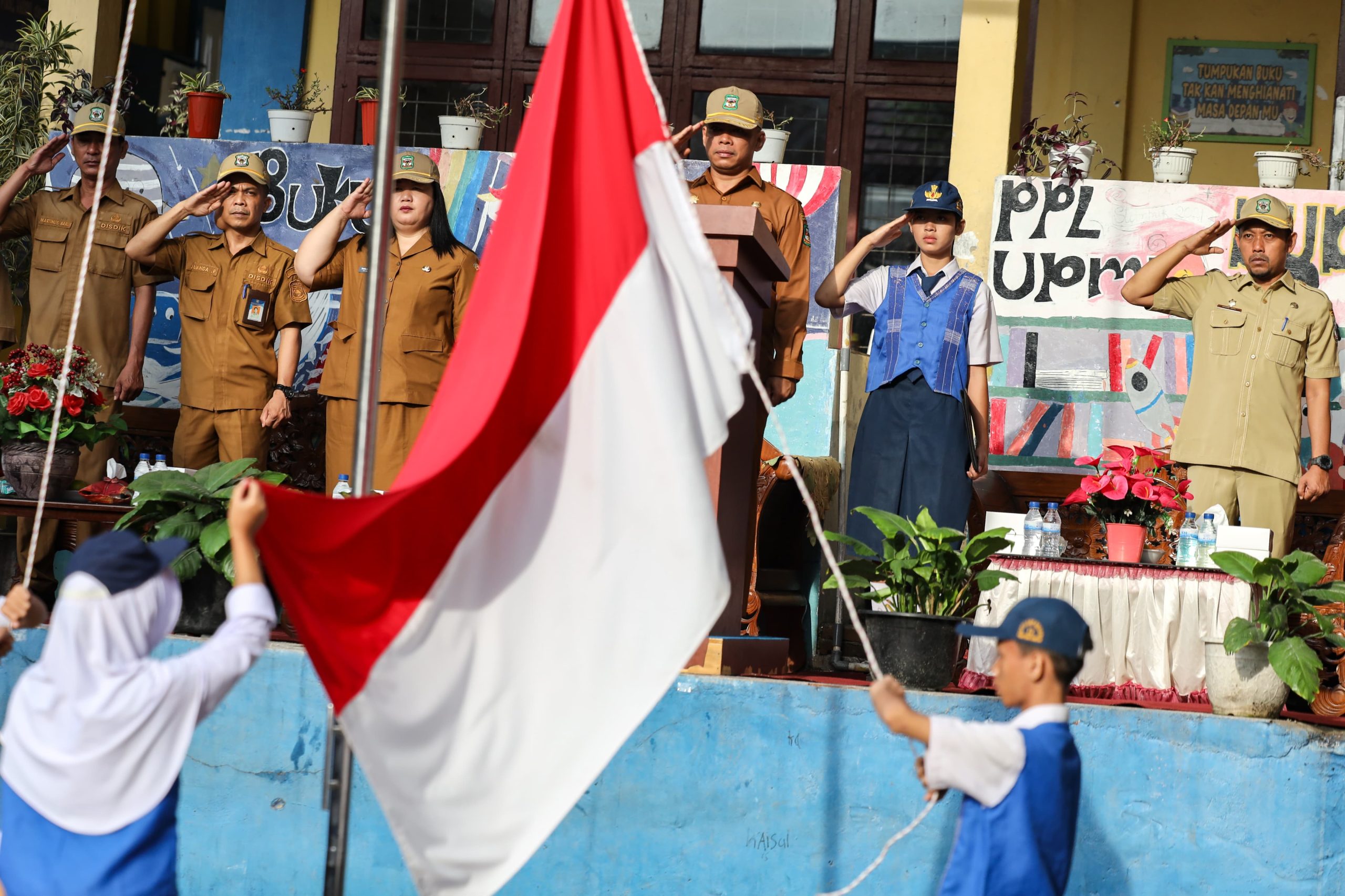Sekda Kota Pematangsiantar Bertindak Sebagai Pembina Upacara Bendera di UPTD SMP Negeri 12