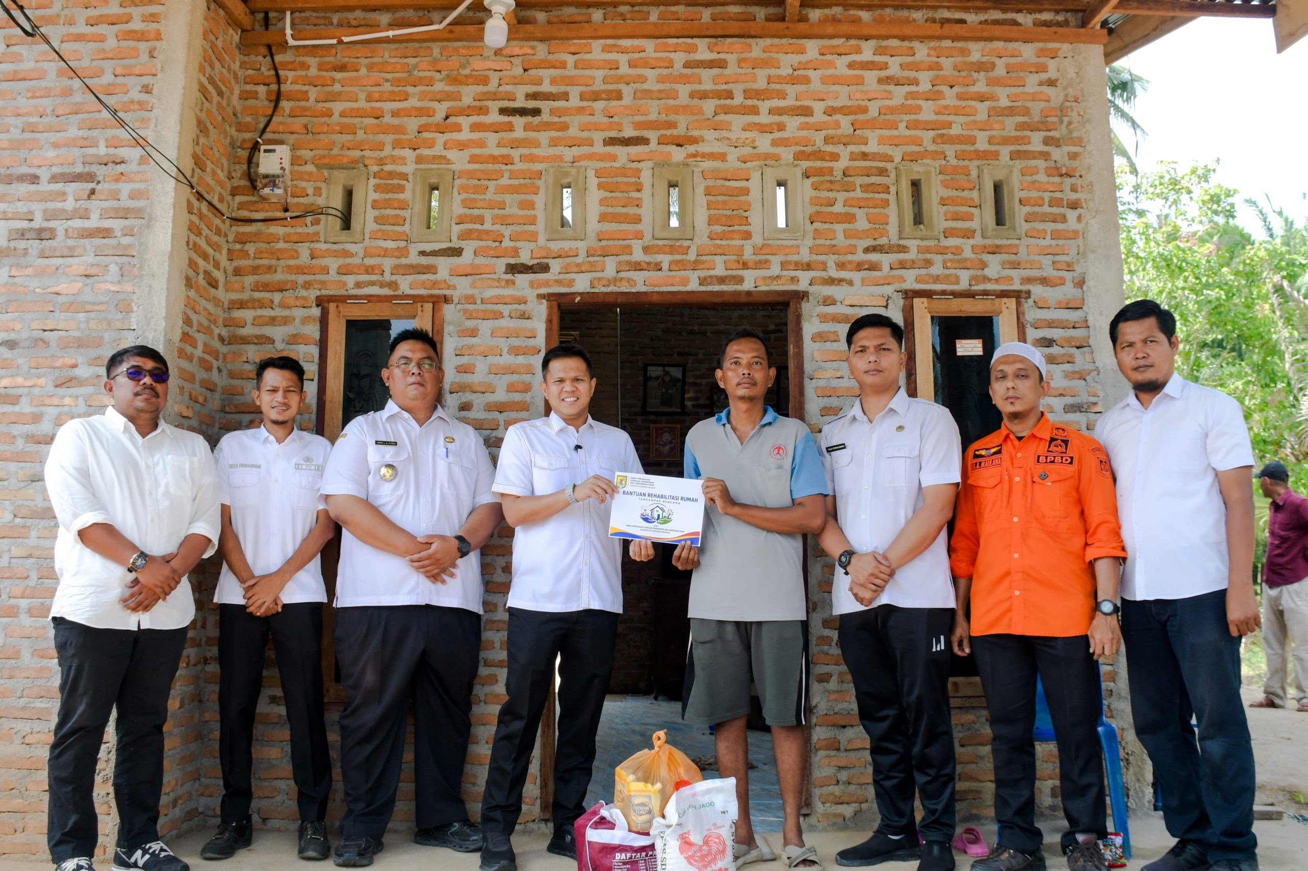 Tinjau Korban Angin Puting Beliung, Wabup Adlin Tambunan Langsung Salurkan Bantuan di Kecamatan Dolok Masihul