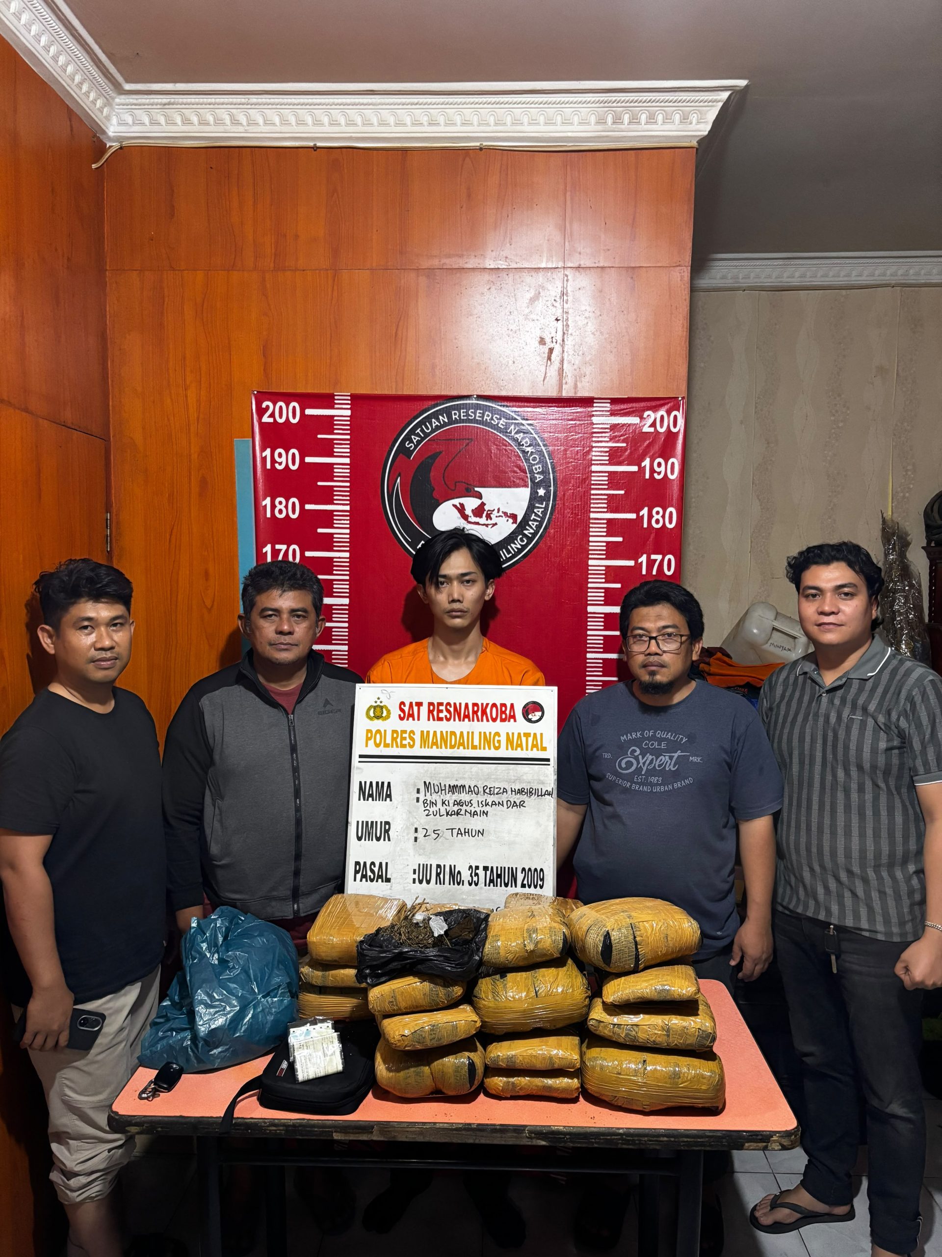 Kejar-kejaran di Madina, Polisi Amankan 19,2 Kg Ganja dari Mobil Avanza