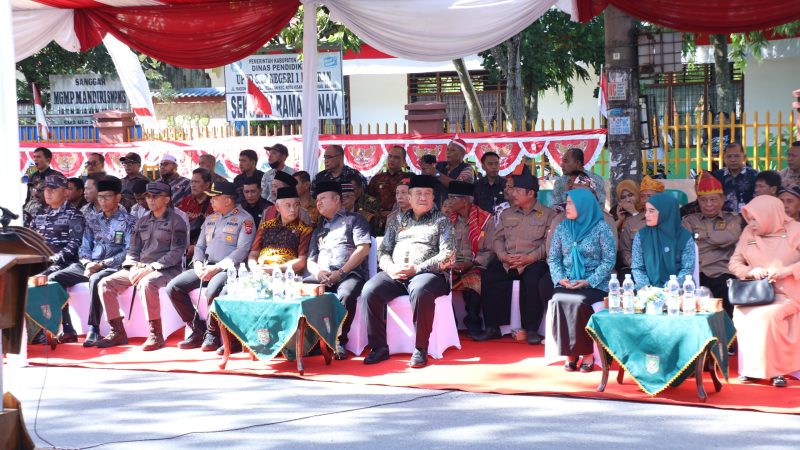 Bupati Asahan Pimpin Gerakan Pembagian Bendera Merah Putih
