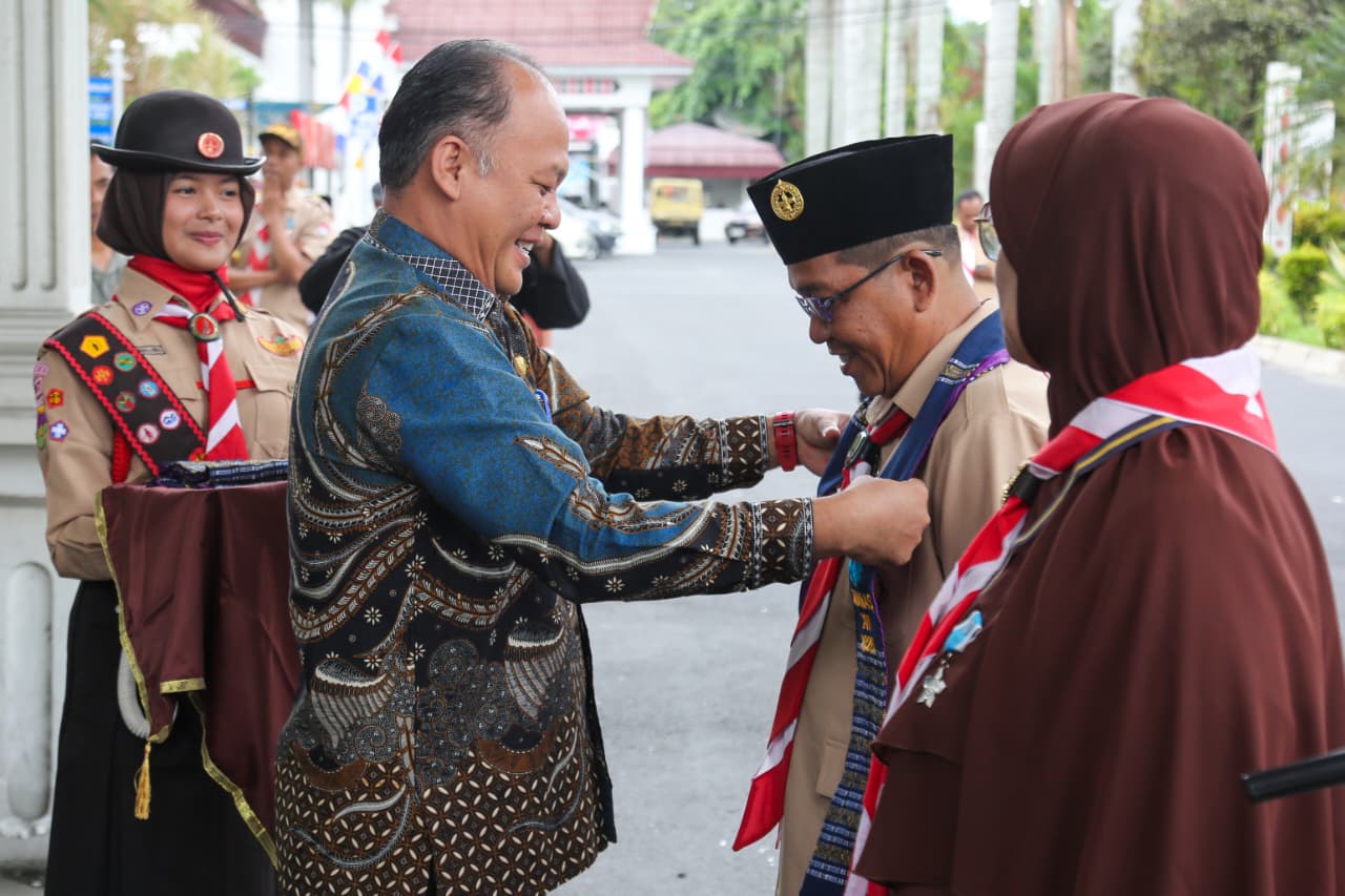 Wali Kota Diwakili Asisten Pemerintahan dan Kesejahteraan Rakyat Lepas Kwarcab Gerakan Pramuka Pematangsiantar ke Jambore Nasional XII