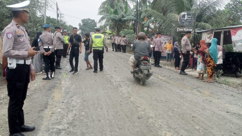Tidak Tahan Lagi! Emak-emak Kampung Nangka Turun ke Jalan, Desak Pengaspalan Segera