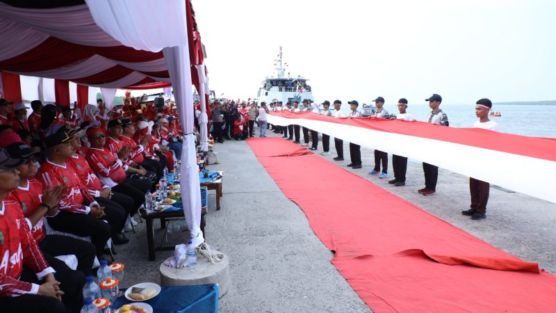 Bupati Asahan Kibarkan Bendera Merah Putih Raksasa Di Muara Selat Malaka