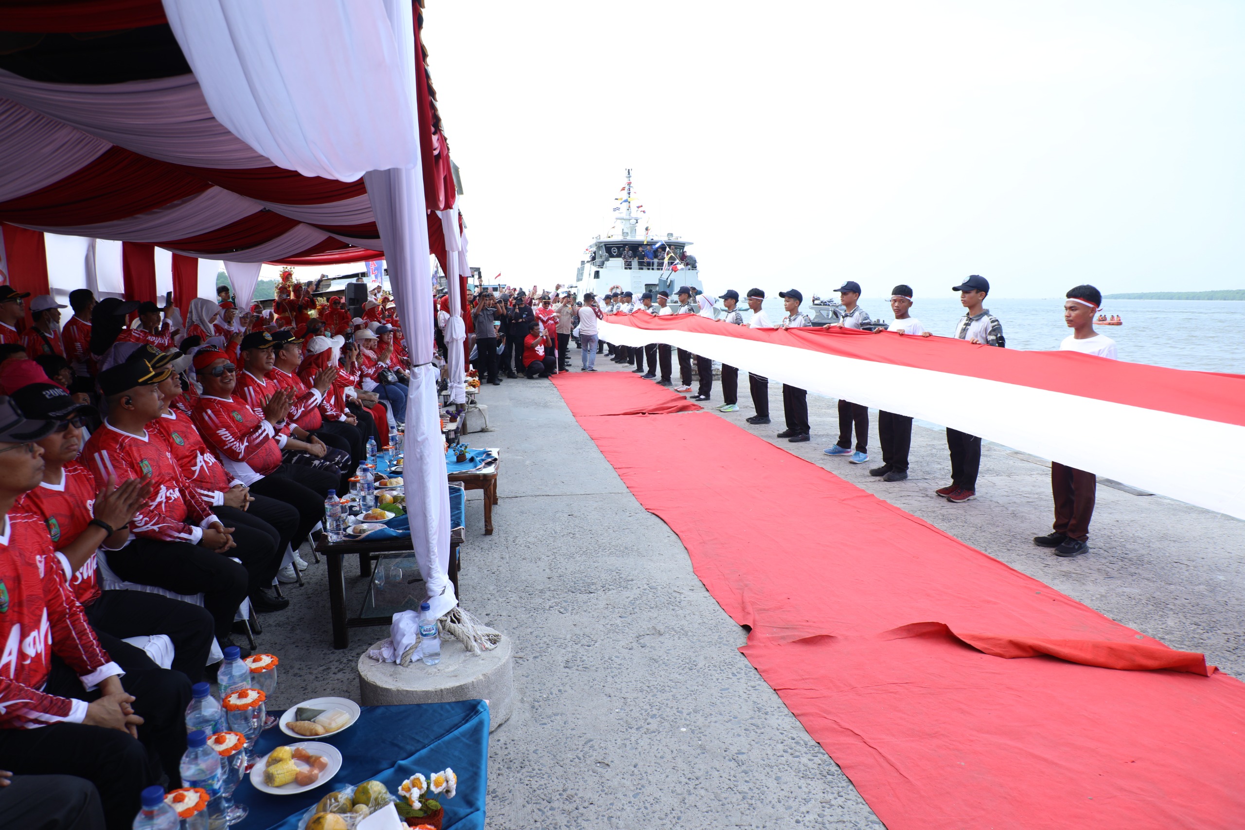 Bupati Asahan Kibarkan Bendera Merah Putih Raksasa Di Muara Selat Malaka