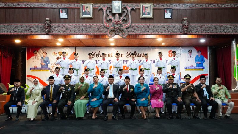 ‎Kukuhkan 17 Anggota Paskibraka, Bupati Taput Dorong Pembentukan Karakter Generasi Muda