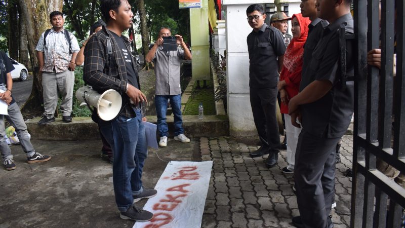 Usai Simak Pidato Presiden, Ketua DPRD Langkat Terima Langsung Aspirasi Pengunjuk Rasa Tunggal