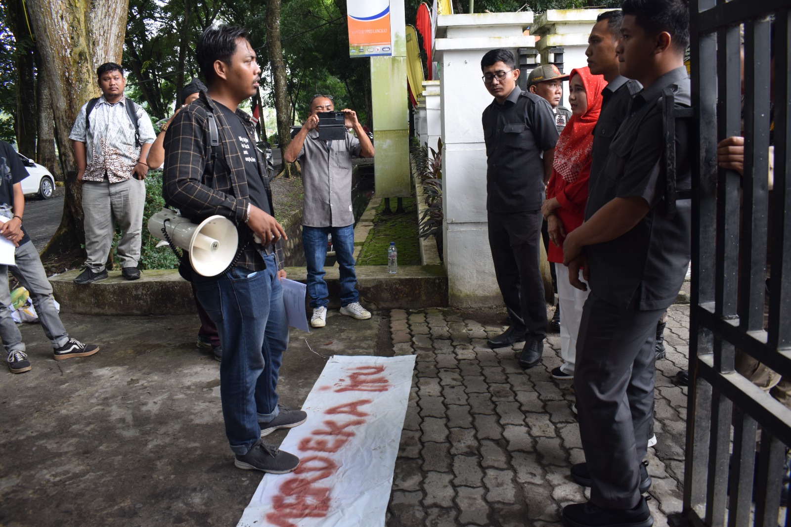 Usai Simak Pidato Presiden, Ketua DPRD Langkat Terima Langsung Aspirasi Pengunjuk Rasa Tunggal