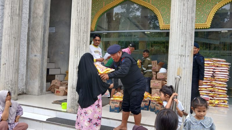 Ringankan Beban Warga Pascabanjir, Brimob Batalyon C Pelopor Bersama PT. Juya Mining Distribusikan Air Bersih dan Sembako
