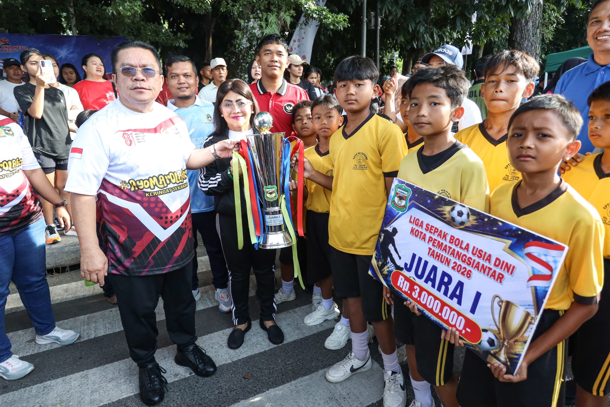 Wali Kota Pematangsiantar Bersama Forkopimda Serahkan Hadiah kepada Pemenang Fun Run Merah Putih 8,1K dan Pekan Olahraga Merah Putih