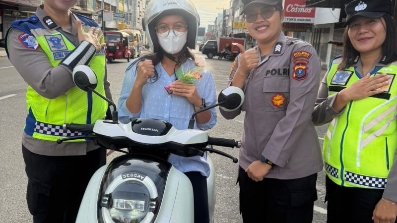 Sambut Hari Jadi Polwan Ke 78, Polwan Polres Pematangsiantar Gatur Lalin, Bagikan Bunga dan Coklat kepada Warga Tertib Lalu Lintas