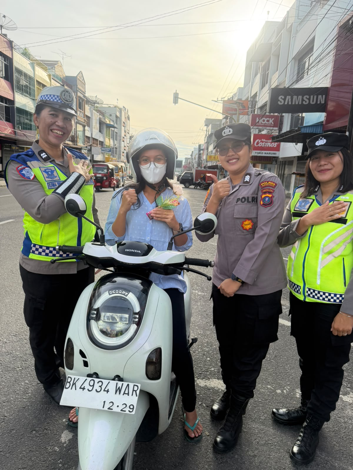 Sambut Hari Jadi Polwan Ke 78, Polwan Polres Pematangsiantar Gatur Lalin, Bagikan Bunga dan Coklat kepada Warga Tertib Lalu Lintas