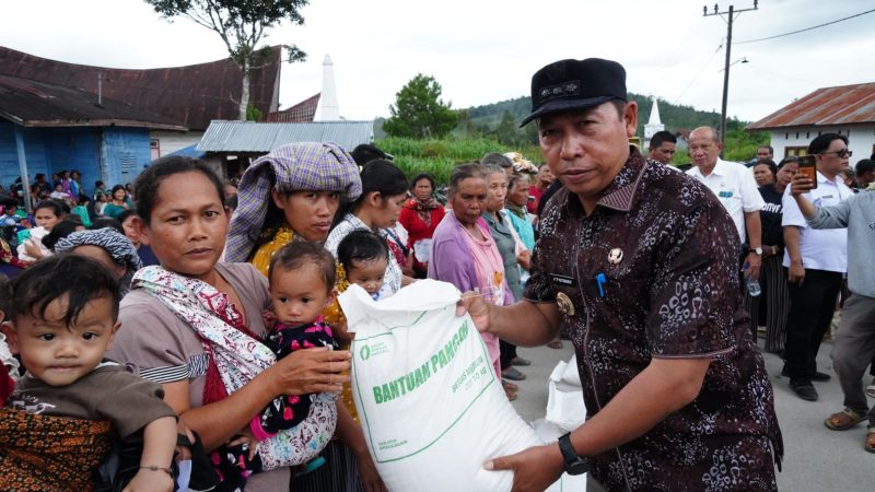‎Bupati Taput Salurkan Bantuan Pangan ke Ribuan Keluarga di Sipoholon, Dorong Warga Manfaatkan Sistem Perlinsos Digital