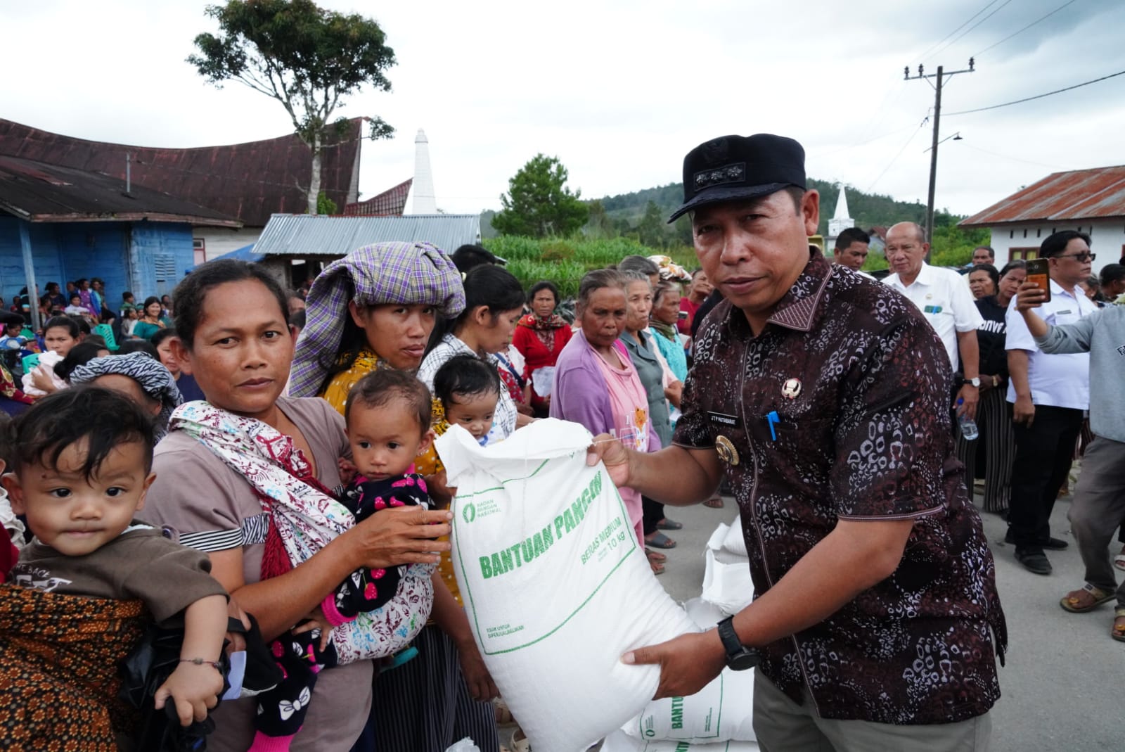 ‎Bupati Taput Salurkan Bantuan Pangan ke Ribuan Keluarga di Sipoholon, Dorong Warga Manfaatkan Sistem Perlinsos Digital