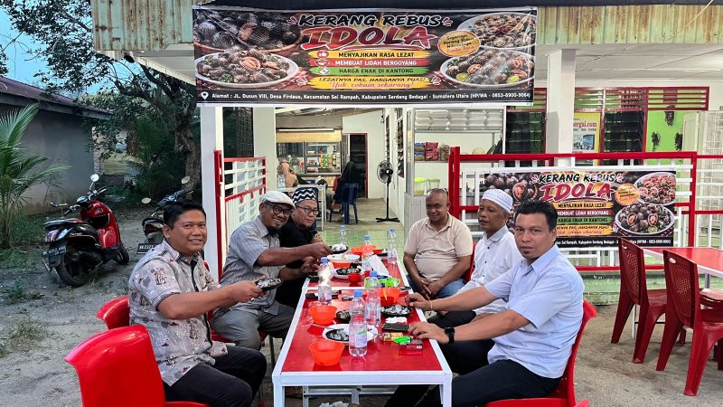 Cicip Kerang Rebus Idola, Rustam Effendi: Sambalnya Mantap, Kerangnya Segar