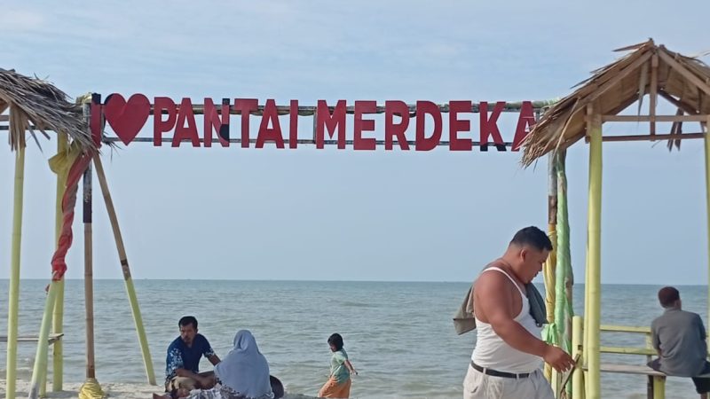 Libur Akhir Pekan, Wisatawan Puji Putihnya Pasir Pantai Merdeka Beda Dengan Pantai Lain