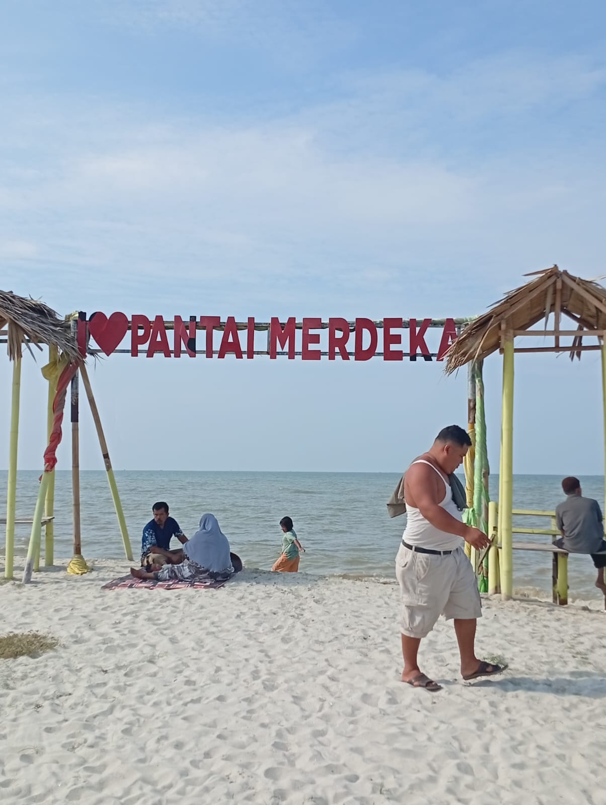 Libur Akhir Pekan, Wisatawan Puji Putihnya Pasir Pantai Merdeka Beda Dengan Pantai Lain