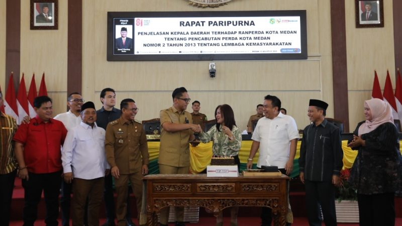 Kejutan Ulang Tahun Buat Dame Duma Sari Hutagalung Usai Paripurna DPRD Medan Buat Suasana Meriah 