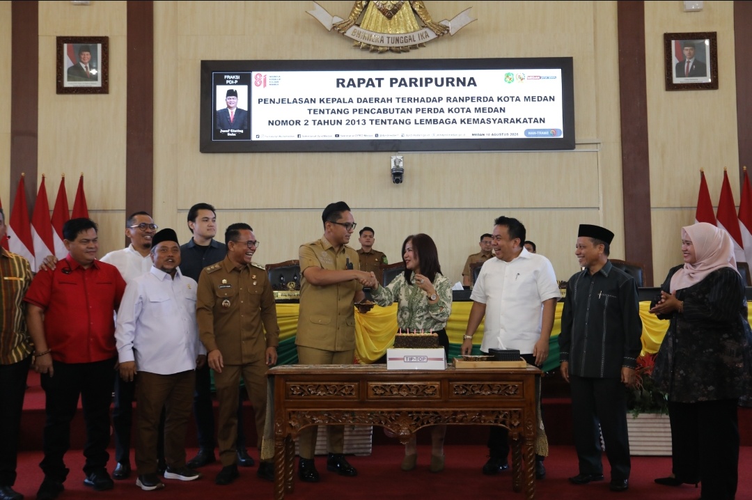 Kejutan Ulang Tahun Buat Dame Duma Sari Hutagalung Usai Paripurna DPRD Medan Buat Suasana Meriah 