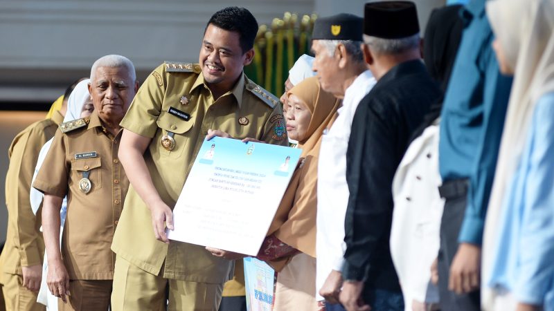 Bobby Nasution Serahkan Hibah kepada 567 Penerima, Rumah Ibadah hingga Mahasiswa Dapat Bantuan