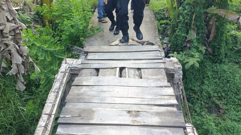 Kapolsek Hinai Polres Langkat Tinjau Jembatan Rusak di Batu Melenggang