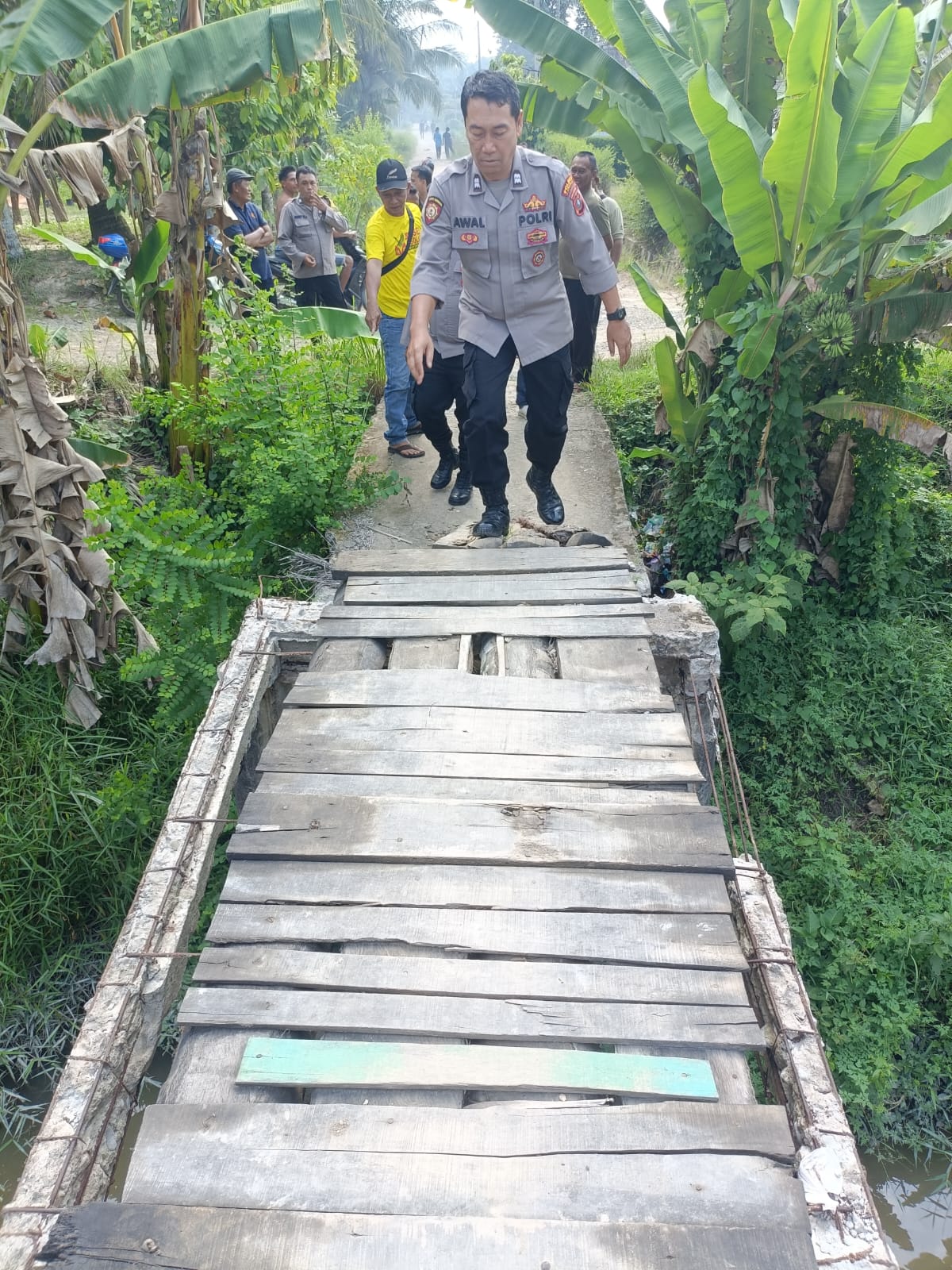 Kapolsek Hinai Polres Langkat Tinjau Jembatan Rusak di Batu Melenggang